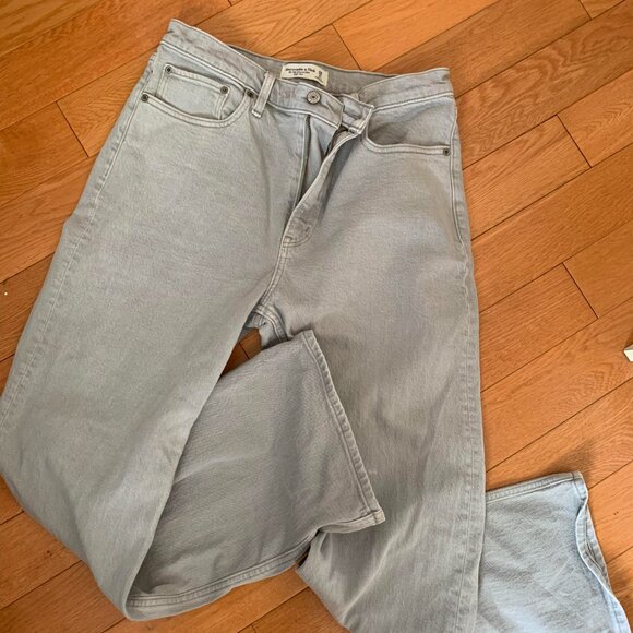 Abercrombie and Fitch High Rise 90s Relaxed Jean in Icy Grey size 6S - Picture 4 of 6